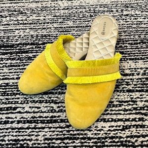 Birdies yellow slides with fringe. Size 9.